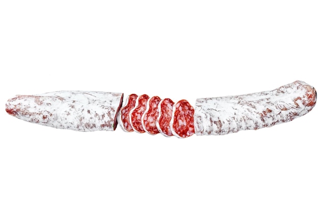 Fuet Salame tagliato a fette e rosmarino Salsiccia spagnola tradizionale isolata su sfondo bianco