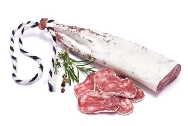 Fuet spagnolo sottile salame essiccato salsiccia isolato su uno sfondo bianco