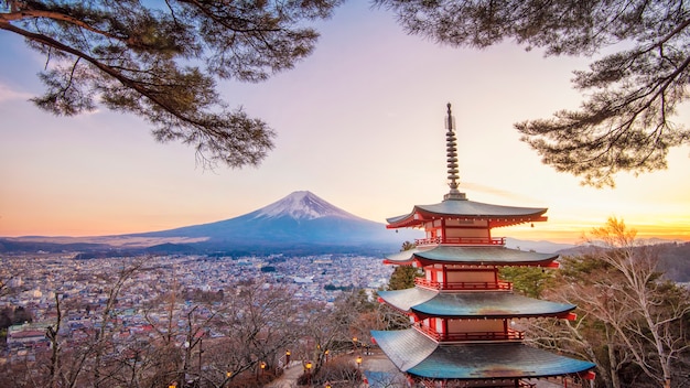 Fujiyoshida, Giappone alla pagoda Chureito e al monte. Fuji al tramonto