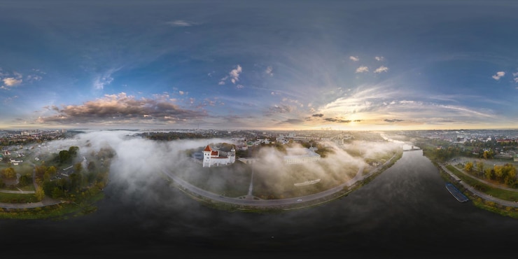 Foto full hdri 360 panorama della prima mattinata nebbiosa e vista aerea sul castello medievale e sul lungomare che domina la città vecchia e gli edifici storici vicino all'ampio fiume in proiezione equirettangolare