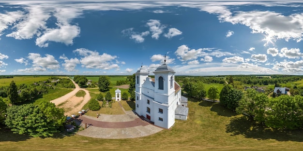 full hdri 360 panorama veduta aerea sulla chiesa cattolica neogotica in mattoni rossi in campagna o villaggio in proiezione equirettangolare con contenuti zenit e nadir VR AR