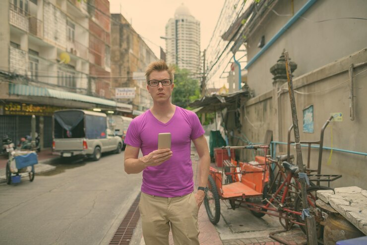 Photo full length of man standing on building in city