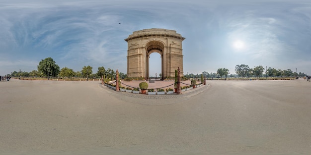 full seamless spherical hdri 360 panorama vicino al Gate of India war memorial a Delhi senza gente e turisti in proiezione equirettangolare con zenit e nadir per contenuti di realtà virtuale VR