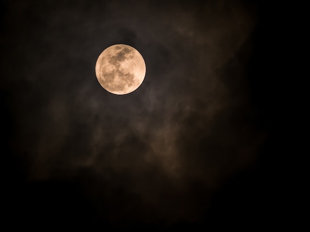 Fullmoon sul cielo scuro