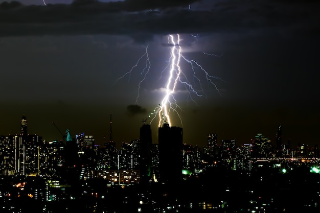 Fulmine drammatico di temporale sul paesaggio orizzontale e sullo scape della città