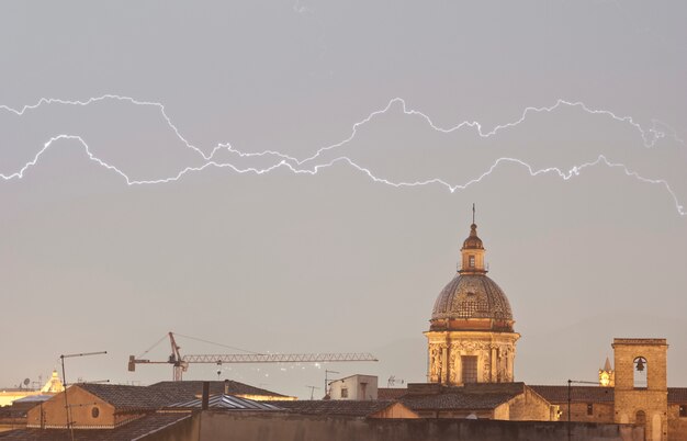 Fulmine parallelo su case urbane