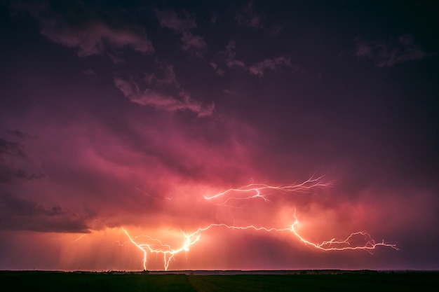 Fulmini con drammatiche nuvole di temporale