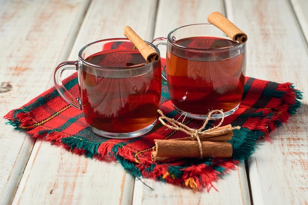 Fumante tazza di tè con cannella