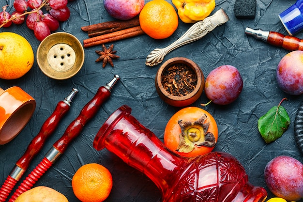 Fumare narghilè con aroma di frutta fresca. Shisha alla frutta del tabacco