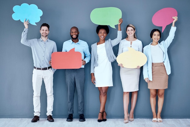 Fumetto del ritratto del gruppo del personale e sorriso in ufficio per la diversità o l'opinione dei social media da parete Donne d'affari e poster cloud per il reclutamento dei voti o il mockup con l'idea o le notizie del lavoro di squadra