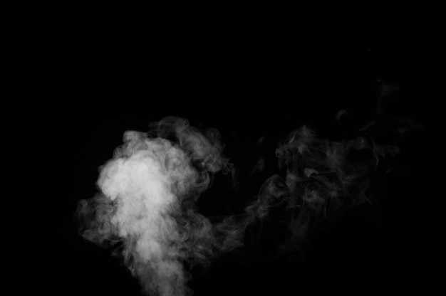 Fumo bianco su sfondo nero Fumo figurato su uno sfondo scuro Elemento di design di sfondo astratto per la sovrapposizione sulle immagini