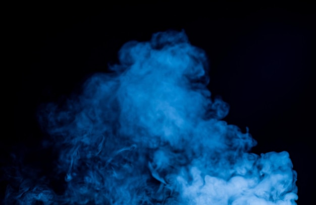 Fumo blu con nuvola di sfondo nero