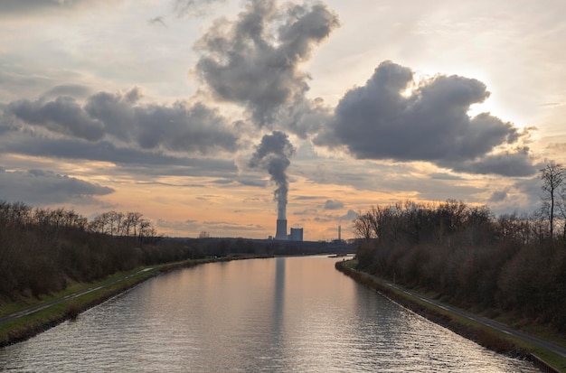 Fumo dai tubi di un impianto metallurgico