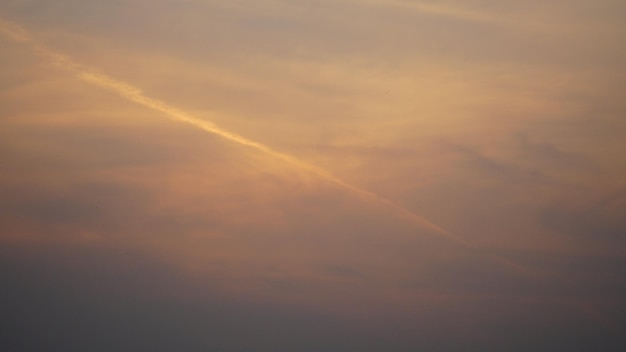 Fumo dal lancio di un razzo spazialecielo arancione