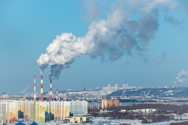 Fumo dalle ciminiere della centrale elettrica a carbone