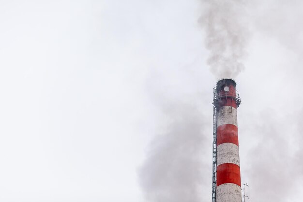 Fumo denso bianco dalla zona industriale del camino del locale caldaia