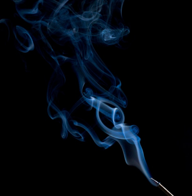 Fumo di bastone di incenso su uno sfondo nero