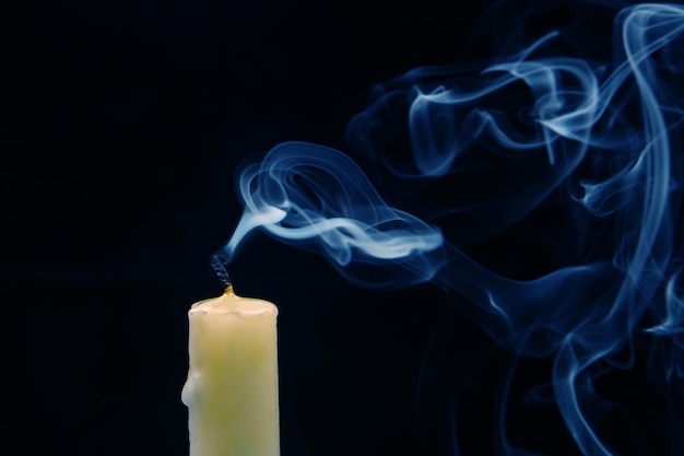 Fumo di una candela spenta su sfondo scuro Il concetto di spiritualità e la fine della vita