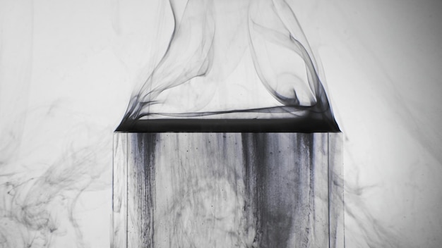 Fumo flusso fumo foschia inquinamento atmosferico vapore nero movimento su vetro trasparente grano inchiostro gocciolamento texture