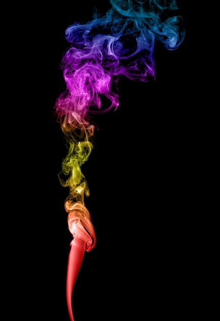 Fumo multicolore astratto su uno sfondo scuro
