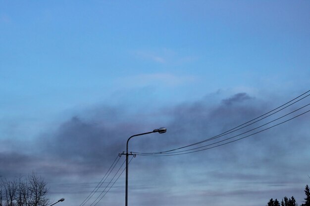 Fumo nero nel cielo azzurro della sera