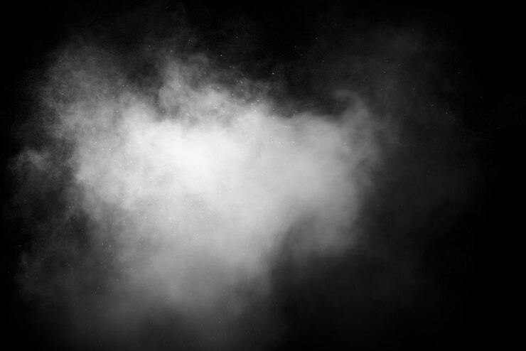 Fumo o nebbia bianco astratto su fondo scuro