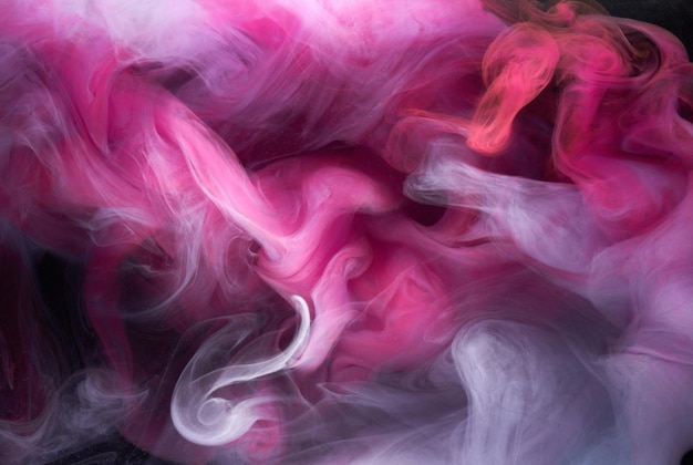 Fumo rosa su sfondo di inchiostro nero, nebbia colorata, tocco vorticoso astratto oceano mare, pigmento di vernice acrilica sott'acqua
