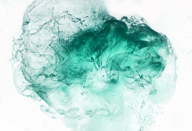 Fumo verde su sfondo bianco inchiostro colorato nebbia astratto vorticoso oceano smeraldo mare vernice acrilica pigmento sott'acqua