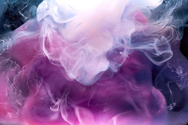 Fumo viola su sfondo di inchiostro nero, nebbia colorata, mare viola vorticoso astratto, pigmento di vernice acrilica sott'acqua