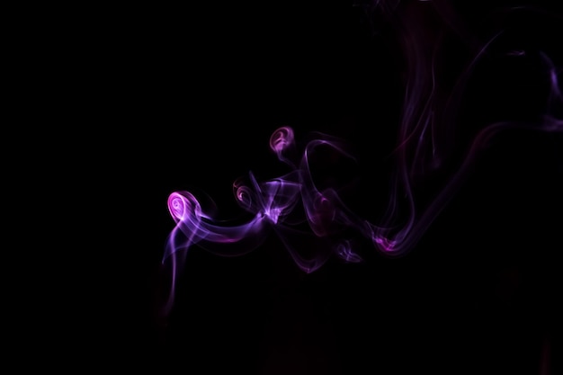 Fumo viola sullo sfondo nero