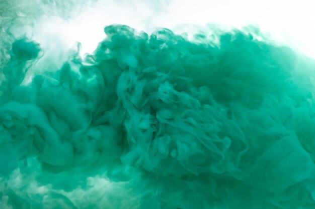 Fumogeno verde che esplode su sfondo bianco
