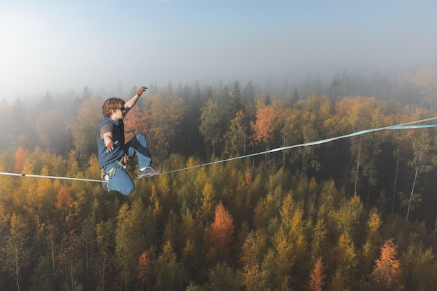 Funambolo sullo sfondo di una splendida foresta d'atmosfera