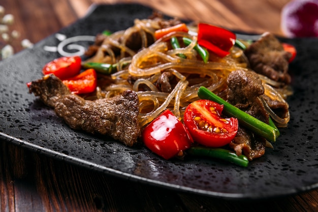 Funchoza di insalata coreana con spaghetti di amido di manzo