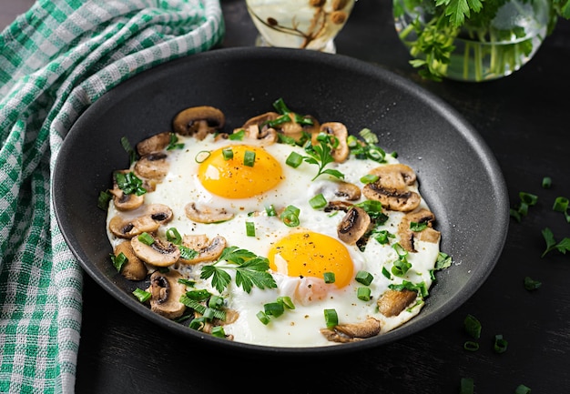 Funghi a uova fritti e spinaci Keto paleo colazione