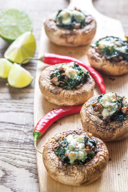 Funghi al forno ripieni di spinaci e formaggio