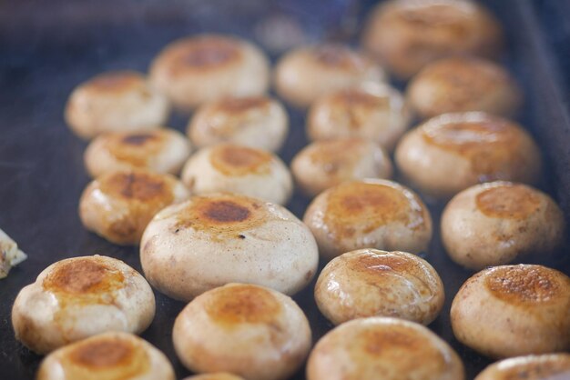 Funghi alla griglia che raggiungono la perfezione marrone dorato sulla griglia per un risultato delizioso