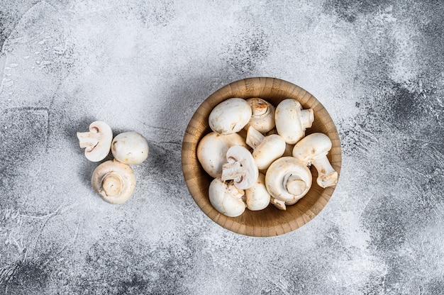 Funghi bianchi crudi in una ciotola di bambù