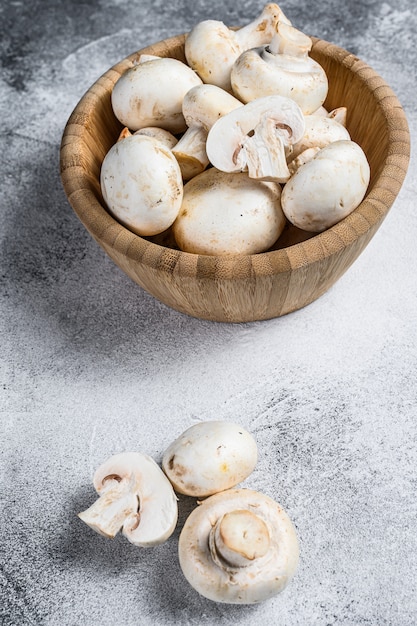 Funghi bianchi crudi in una ciotola di bambù.