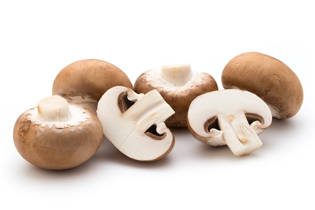 Funghi champignon freschi isolati su bianco.