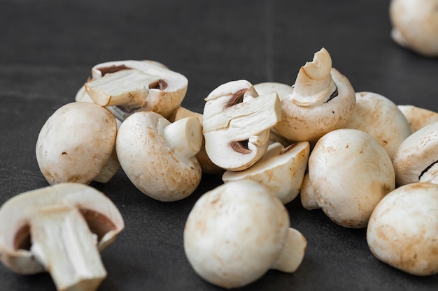 Funghi champignon freschi isolati su sfondo scuro