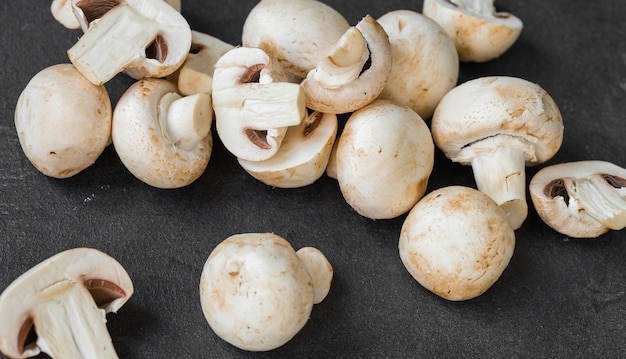 Funghi champignon freschi isolati su sfondo scuro