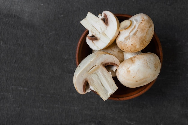 Funghi champignon freschi isolati su sfondo scuro