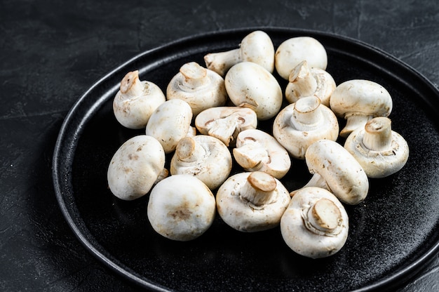 Funghi champignon freschi su un piatto