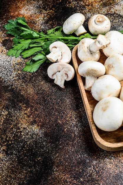 Funghi champignon freschi su un tavolo