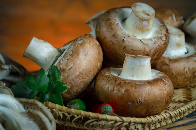 Funghi Champignon in composizione con ingredienti alimentari su sfondo vecchio