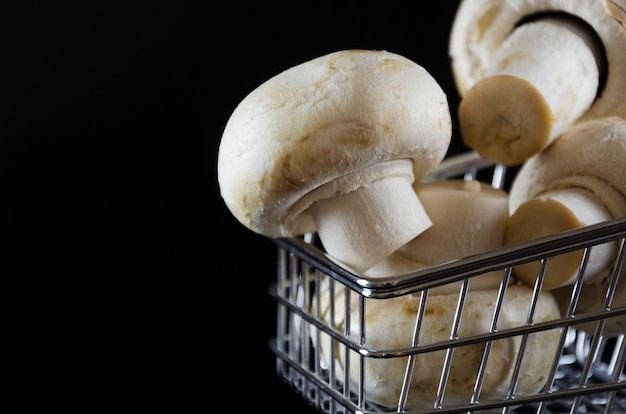 Funghi champignon in un carrello