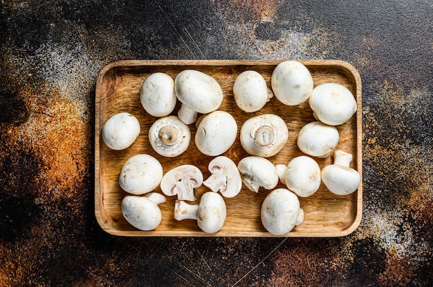 Funghi champignon in una ciotola di bambù.