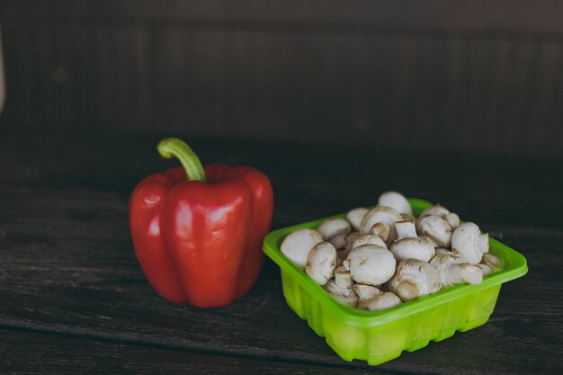 Funghi champignon in una ciotola verde sul tavolo