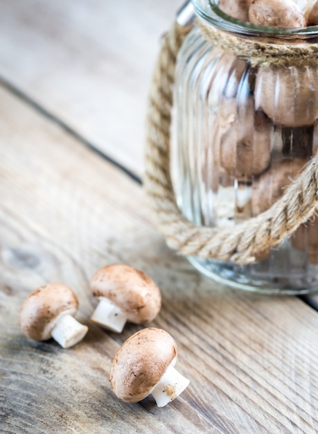 Funghi champignon marrone su fondo di legno