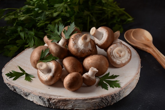 Funghi champignon marroni freschi su tavola di legno